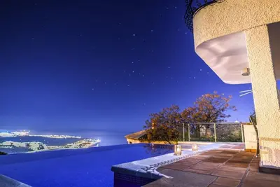Image de Villa avec jacuzzi, piscine, sauna et vue sur mer