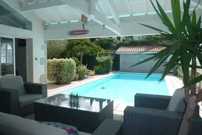 Image de Centre ville St Jean de Luz à pied, golf à 50m. \nPiscine chauffée. Vélos fournis.