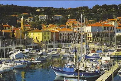 Image de Quiet courtyard garden apartment next to port