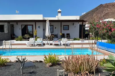 Image de Villa proche mer avec piscine privée chauffée, parking, terrasse et barbecue.