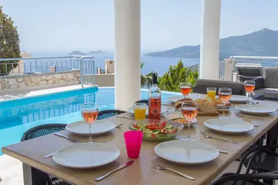 Image de RECOMMANDÉ - Massive 4 Bed Villa, 8 personnes, piscine à débordement, de superbes vues