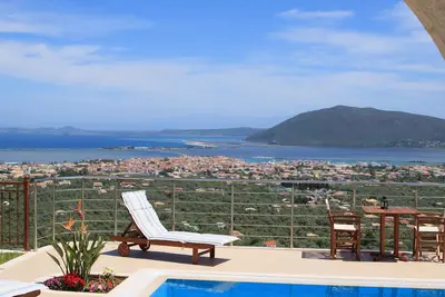 Image de Une Villa traditionnelle avec une vue exceptionnelle & une piscine prive!