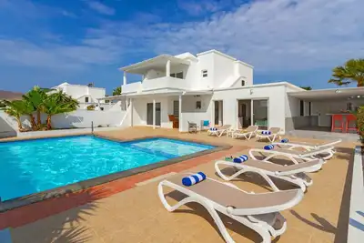 Image de Villa spacieuse moderne avec piscine chauffée privée et table de billard