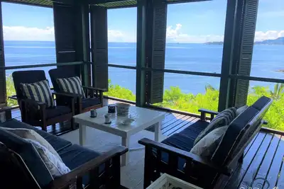 Image de Villa familiale luxueuse en bord de mer offrant une vue spectaculaire sur le paradis!