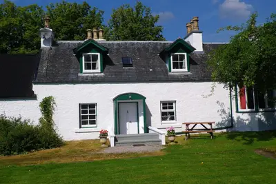 Image de Cottage à côté du Loch Ness, du canal calédonien et de la rivière Oich, Fort Augustus