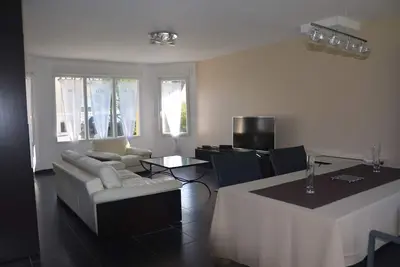 Image de 5 min de Disneyland! Jolie villa moderne et récente avec grand jardin, calme