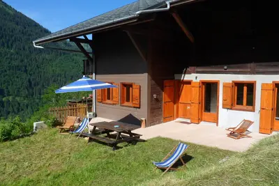Image de chalet, versant sud ensoleillé, grande terrasse privative