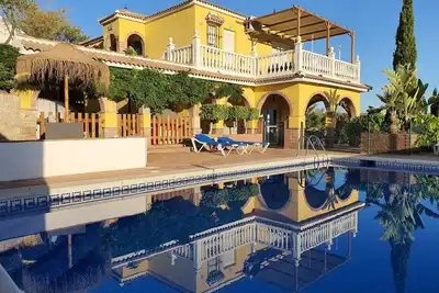 Image de Villa moderne de luxe pour les familles \/ Grande piscine privée \/ Bar à thème \/ Vue imprenable