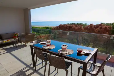 Image de Superbe appartement- Sur la plage -Climatisé -Terrasse 30m2- Wifi-
