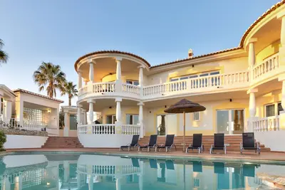 Image de Villa de Luxe avec Piscine Privée, Jacuzzi, Tennis de Table, Salle de Jeux et Wifi Fibre