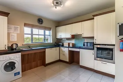 Image de Belle grande maison de 4 chambres avec accès à la piscine et au centre de loisirs inclus