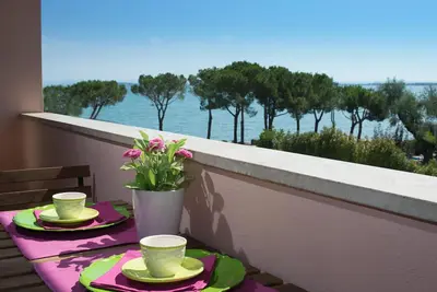 Image de Beau Penthouse dans le centre, face au lac, près de la plage, wifi gratuit