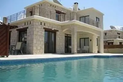 Belle villa en pierre avec grande piscine privée et gratuite L'utilisation de notre voiture:)