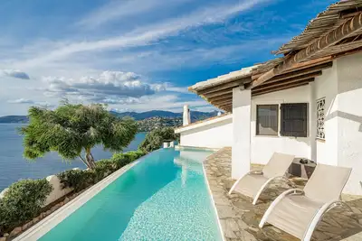 Image de Villa Myra: fenêtre ouverte sur la mer bleue et les couchers de soleil