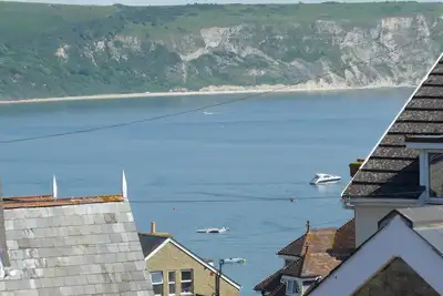 Appartement clair et spacieux au 1er étage avec une vue magnifique sur la baie et les collines de Purbeck