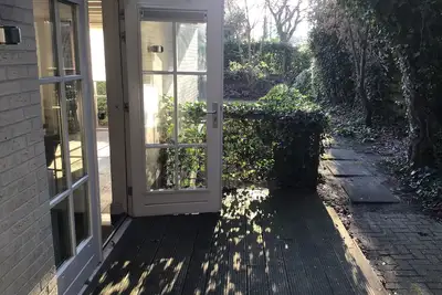 Image de Appartement / studio de luxe près de la forêt, de la plage et du jardin privé. Complètement nouveau! !