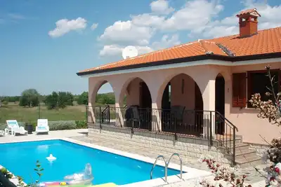 Image de Villa spacieuse. Piscine privée orientée plein sud. Emplacement paisible du village. Climatisation