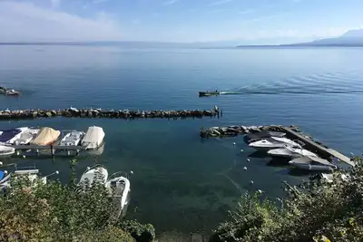 Image de Maison de charme pieds dans l'eau au bord du lac Léman