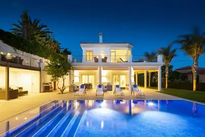 Image de Villa de luxe 6 chambres (12 personnes avec 2 enfants) Piscine chauffée - à 100 mètres de la plage