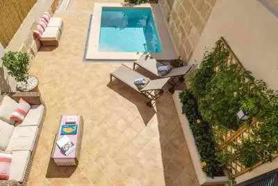 Image de maison de caractère avec piscine et parking