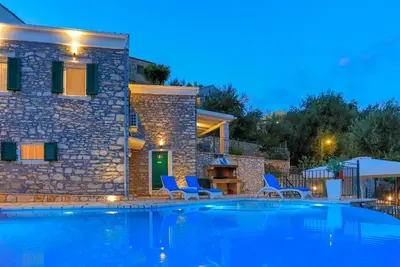 Villa Regina: Belle villa en pierre avec vue panoramique sur la mer située au dessus de la baie d'Agni à Corfou