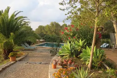 Image de Maison de campagne paisible avec vue spectaculaire sur la mer et les montagnes.