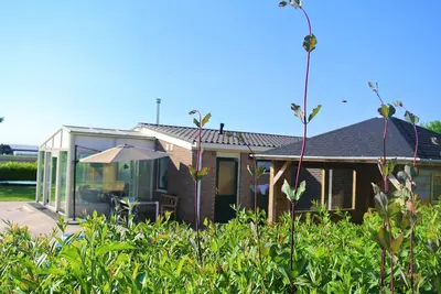 Bungalow spacieux avec grand jardin et vue dégagée sur le magnifique polder de Zélande