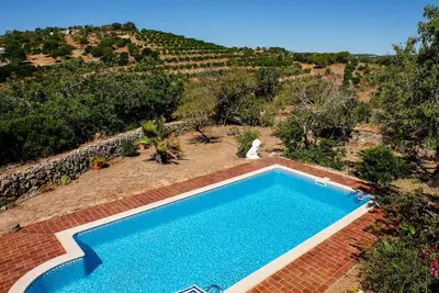 Image de Villa isolée au sommet d'une colline avec piscine privée et jardin