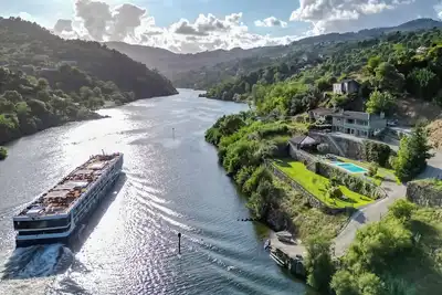 Image de Maison le long du fleuve Douro w / accès privé à la rivière