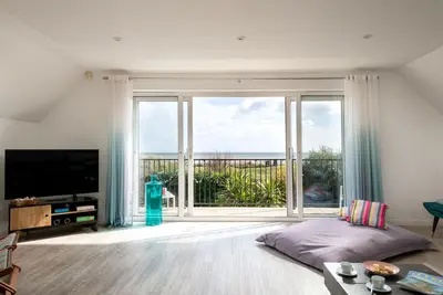Image de Maison de plage familiale récemment rénovée avec bain à remous! Vues exceptionnelles sur la mer