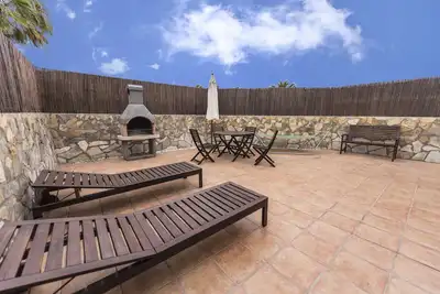 Image de 60sq. m Solarium sur le toit, 50m2. Terrasse arrière: barbecue, WiFi 3 Mo, Tv (Bbc, Sky sports)