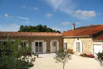 Image de The House Is Situated In The Countryside Amongst Sunflower Fields and Vineyards