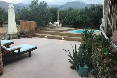 Image de maison de jardin avec piscine privée