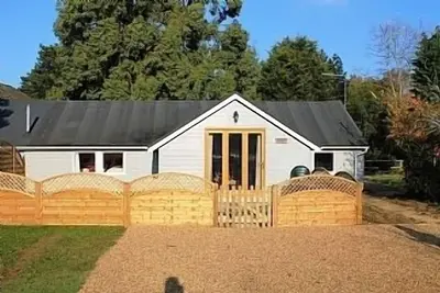 Luxe Simple Storey Clad Bois Style colonial Cottage Dans Campagne Cadre.