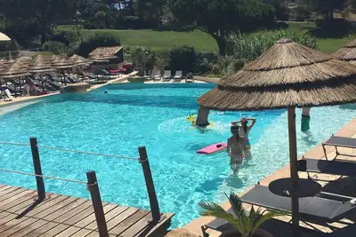 Image de Villa de style provençal avec piscine, terrain de golf et vue sur la mer