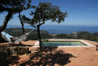 Maison en pierre typique rénovée avec une vue imprenable. Wifi piscine