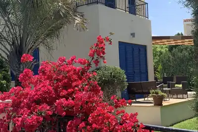 Image de Spacieuse villa avec piscine chauffée solaire, Grand Jardin paisible et de superbes vues