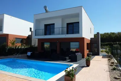 Image de Villa moderne de luxe avec piscine privée et vue unique sur l'océan et le paysage de montagne