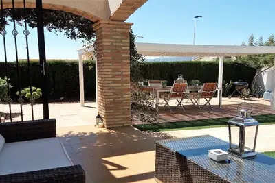 Image de Villa Familiale Sur Golf \/ Jardin PRIVÉ \/ Piscine \/ Sleeps 4+ Cot.