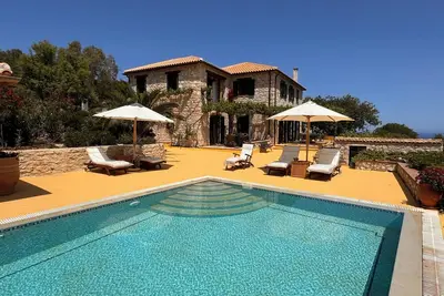 Image de Villa en pierre avec piscine privée et vue sur la mer. Enregistré Eot 0428k10000444201