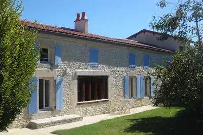 Image de Belle ferme rénovée avec piscine privée chauffée.