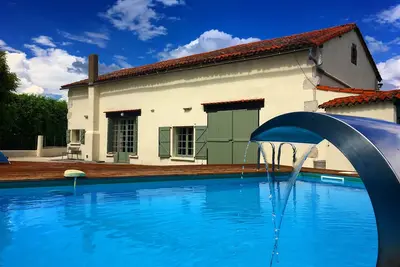 Image de Grande ferme de 4 chambres avec superbe piscine chauffée à usage exclusif