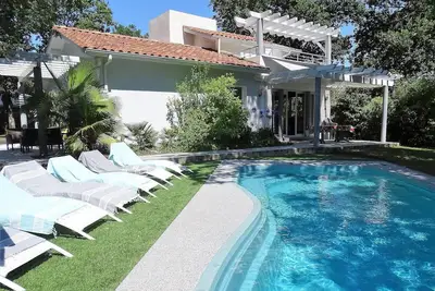 Image de Maison  moderne avec piscine à deux pas de la plage