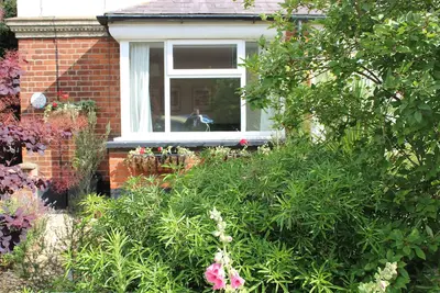 Image de Charmante maison de caractère avec joli jardin à deux pas de Southwo