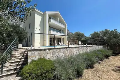 Image de Maison Olivia avec piscine privée et vue sur la mer étonnants