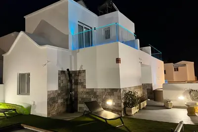 Villa et annexe avec piscine privée, terrasses extérieures spacieuses et Wifi.