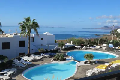 Image de Ligne de front, contemporain, récemment rénové, vue imprenable sur mer, piscine, WiFi, Sky
