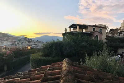 Image de Maison \/ villa - avec jardin idéal pour 2 familles