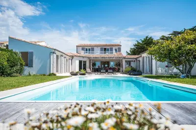 Image de Villa Les Ensemberts 4* sur front de mer avec piscine chauffée