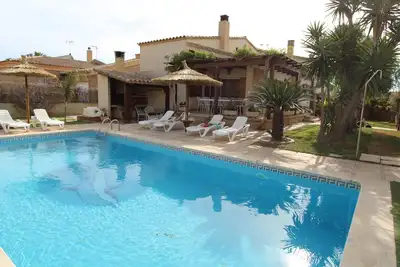 Image de Casa Esther, Idéal pour vos vacances, proche de la mer, wifi gratuit, air climatisé en option, piscine privée, animeaux de compagnie autorisés, plage pour chiens